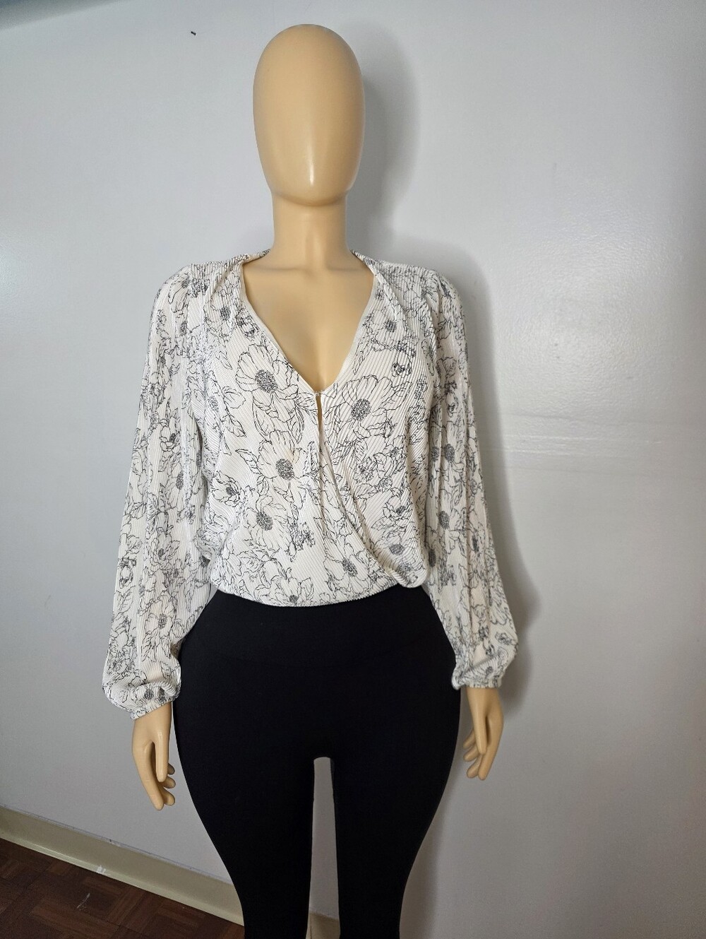 Astr White Floral Surplice Blouse Size US/M